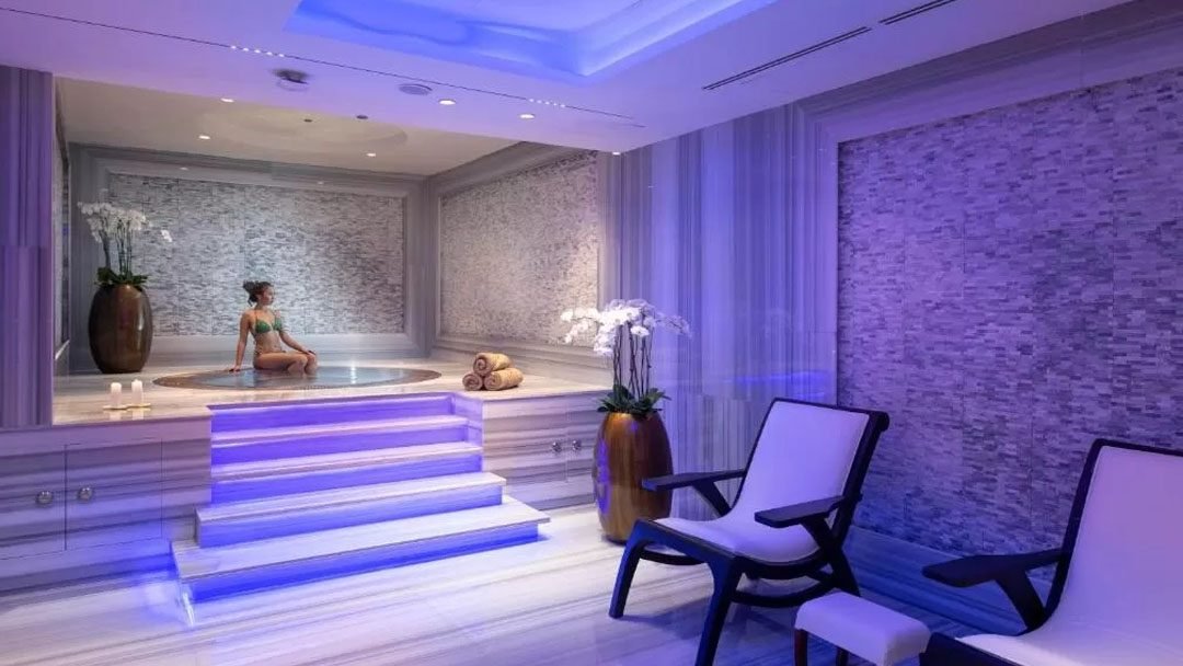Jacuzzi and lounge seating